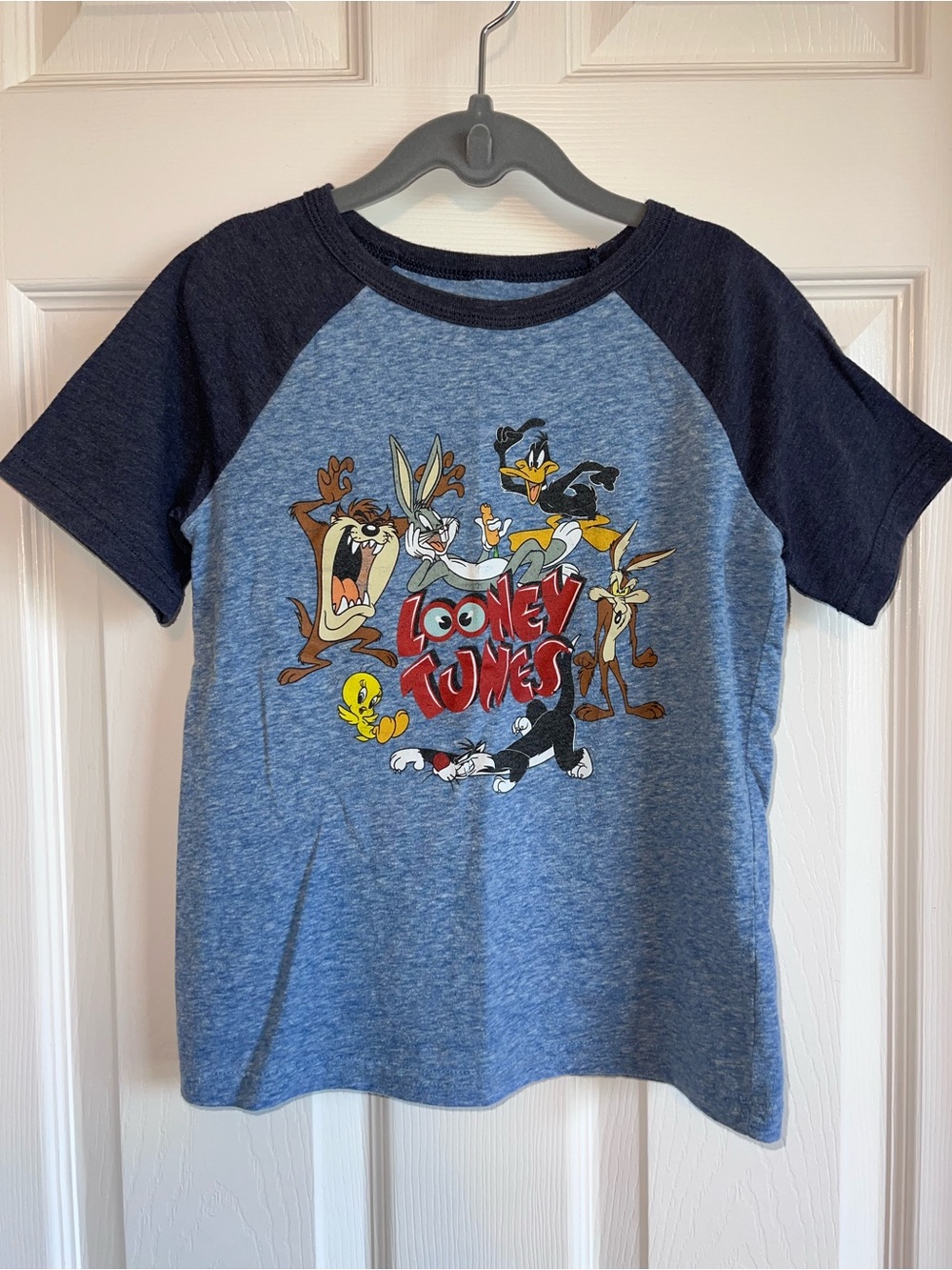 Looney Tunes sz 5/6 Raglan Graphic Tee